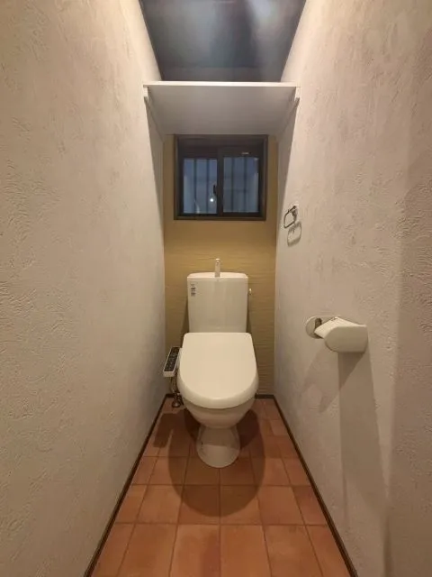 トイレの床もテラコッタ風にすることで、落ち着いた空間になりました。