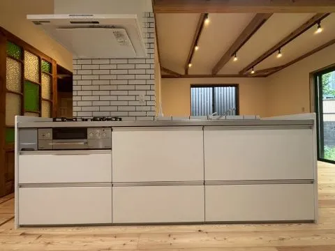 空間をおしゃれで明るく見せる白いシステムキッチン。