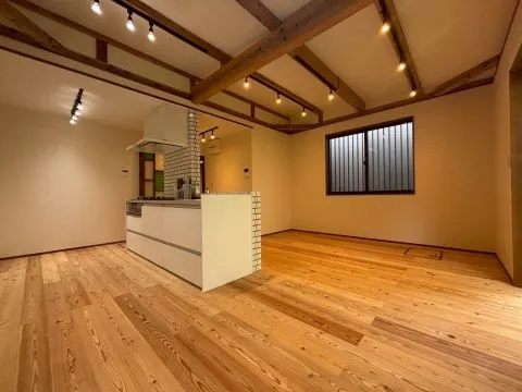 広々とした土間に、ベンチを置いたり、植物を飾ったりと、時々で使い方を変えて楽しめます。