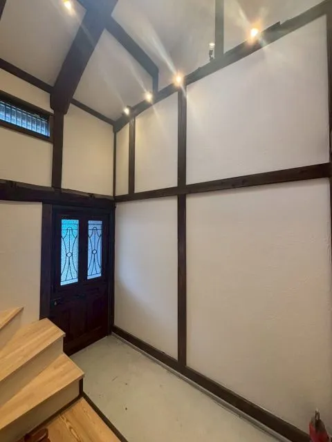 広々とした土間に、ベンチを置いたり、植物を飾ったりと、時々で使い方を変えて楽しめます。