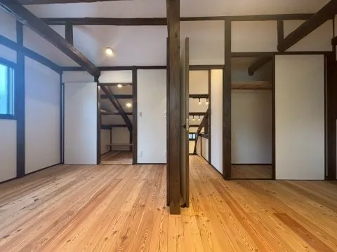 木質感あふれる落ち着いた雰囲気のお部屋です。