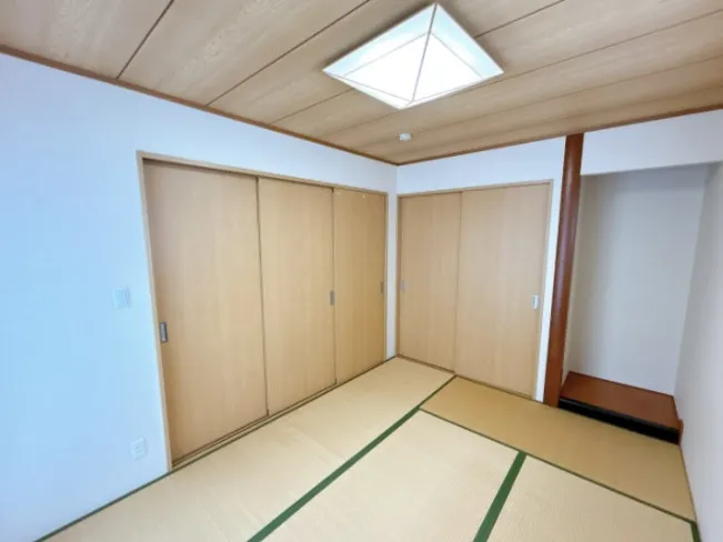 【リフォーム済】リビング横の和室の写真です。リビングとは3枚扉で間仕切りされており、一体化した空間としてもご利用いただけます。