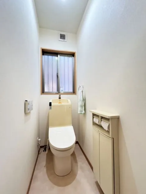 【リフォーム済】トイレは温水洗浄機能付きに新品交換しました。キズや汚れが付きにくい加工が施してあるのでお手入れが簡単です。直接肌に触れるトイレは新品が嬉しいですよね。