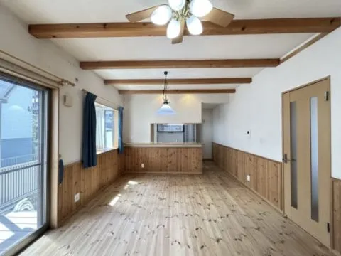 【リフォーム済】リビングの写真です。ハウスクリーニング済。木のぬくもりが感じられるお部屋となっています。机とソファを置いても広々しています。