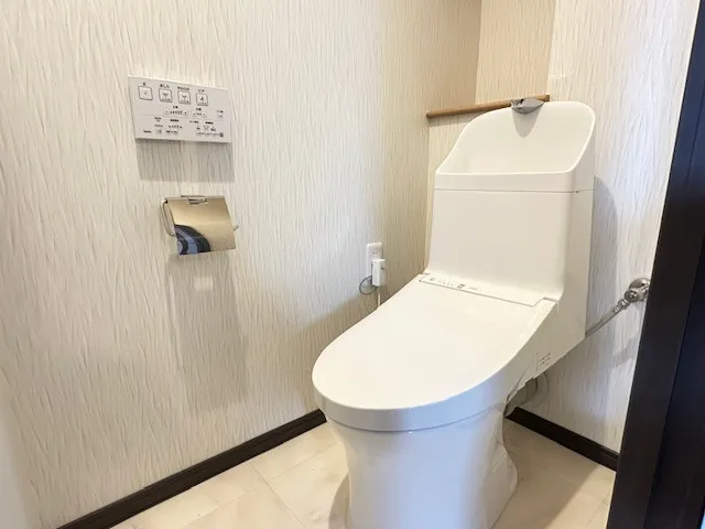 トイレはTOTO製のお掃除のしやすい一体型の節水トイレです。