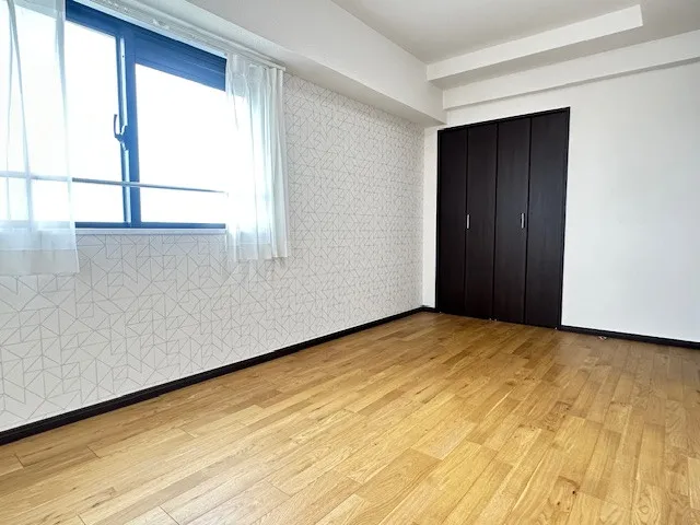 約7帖の洋室です。角部屋なので2面採光になっています。北側は専用のバルコニーになっています。