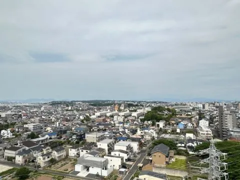 高台のマンションの12階なので開放的な景色は一見の価値ありです！