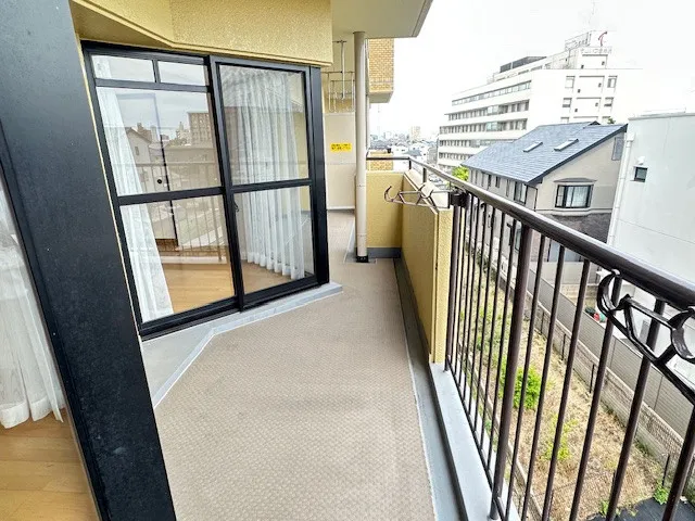 広々としたバルコニーが暖かな日差しをお部屋に入れてくれます。