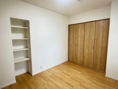 北側の約5.4帖の洋室です。大きなクローゼットと収納棚が便利なお部屋ですね♪