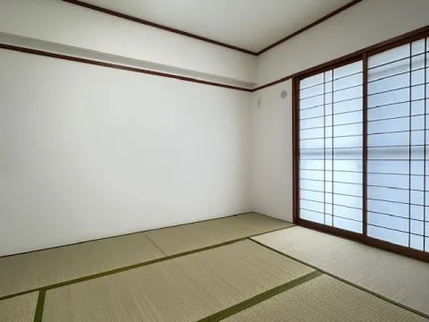 約6帖の和室です。和室には押入れがあるので季節物のお布団などが収納できますね。