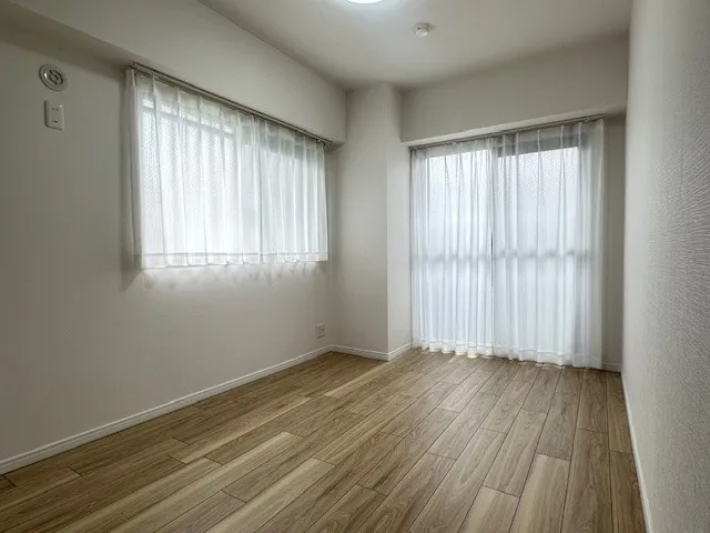 北西の約5.9帖の洋室です。２面採光のお部屋で北側の部屋でも明るいですよ！
