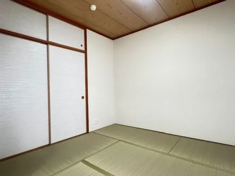 LDKの隣の和室です。大きな押入れもあるので、季節物の布団など収納に困りませんね!