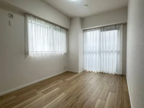 北西の約5.9帖の洋室です。2面採光のお部屋で北側の部屋でも明るいですよ!