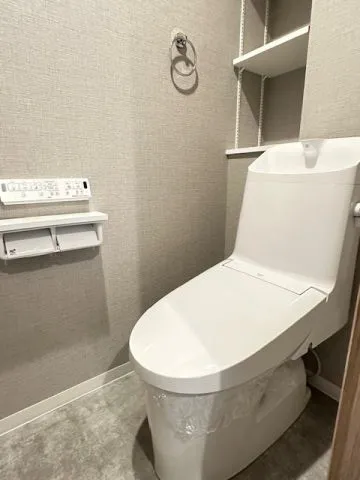 超節水型の掃除のしやすいLIXIL製のトイレです。トイレ内にも収納棚があるので、ストックなど収納できますよ♪