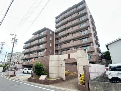 高級感のある外観です。駐車場が継承可能なので車持ちの方でも安心です。