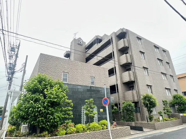 静かな住宅街に位置し、生活利便性や教育環境が整ったバランスの良いマンションです。