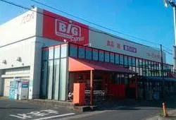 徒歩6分の場所にスーパーがあります。日頃の買い物に便利ですよ!