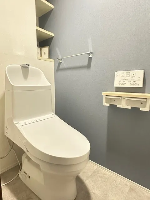 超節水型の掃除のしやすいトイレです。トイレ内にも収納棚があるので、ストックなど収納できますよ♪