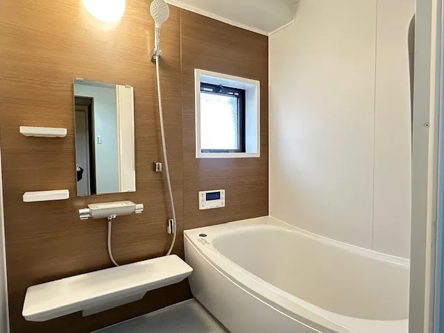 オシャレなユニットバスにはマンションでは珍しく窓も付いていますので、しっかり換気できますね。