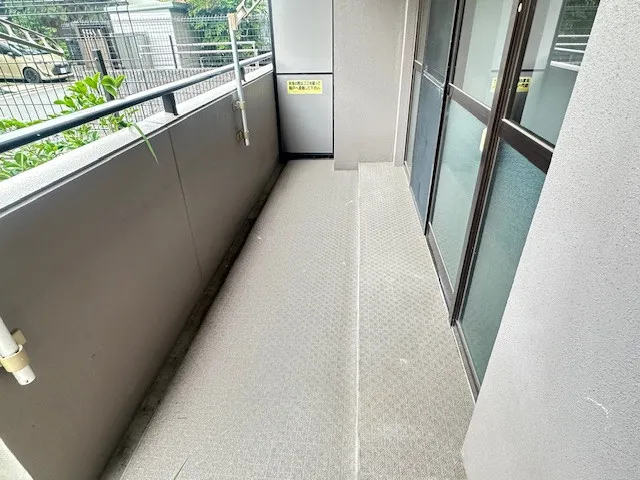 バルコニーも広々としていて、ここから庭に出れます。