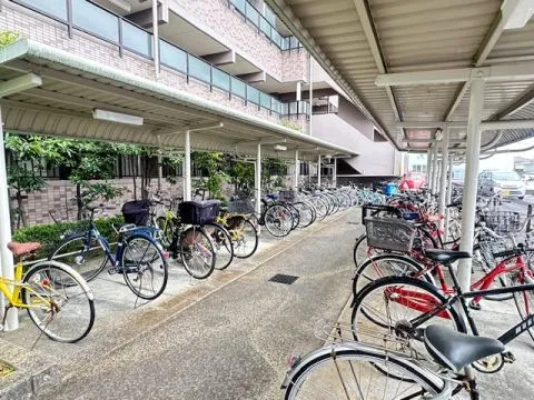 駐輪場には屋根があるのも嬉しいポイントです!