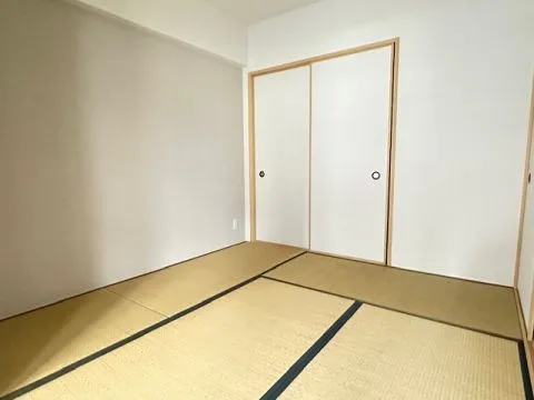 約6帖の和室です。和室にも押入れがあるので、季節物の布団など収納できます。