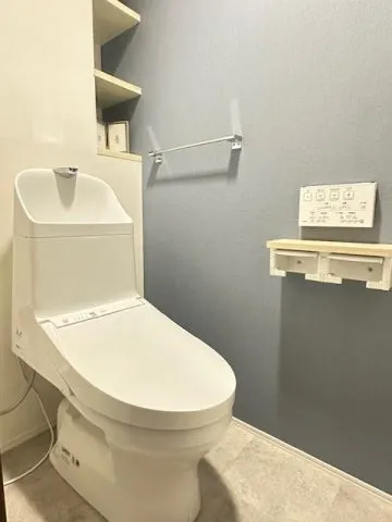 超節水型の掃除のしやすいトイレです。トイレ内にも収納棚があるので、ストックなど収納できますよ♪