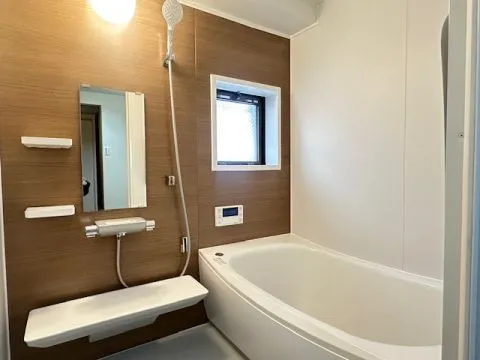 オシャレなユニットバスにはマンションでは珍しく窓も付いていますので、しっかり換気できますね。
