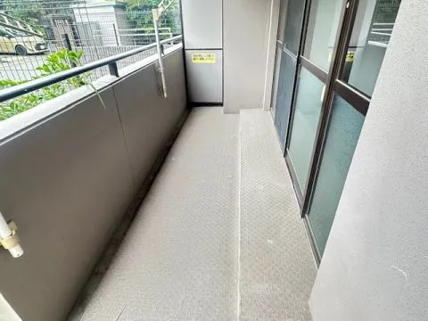 バルコニーも広々としていて、ここから庭に出れます。