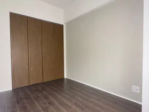 約4.9帖の洋室です。こちらの部屋にもクローゼットが付いています。