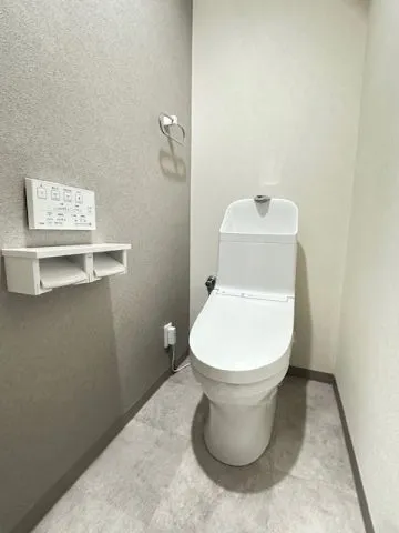 トイレはTOTO製の掃除のしやすい一体型トイレです。もちろん超節水型なので経済的にも助かりますよ!