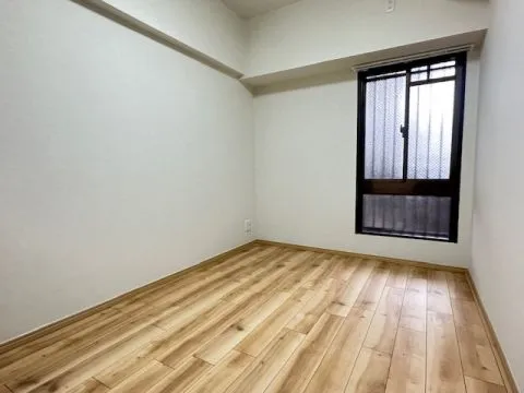 約5帖の洋室です。この部屋にもクローゼットが完備されています。