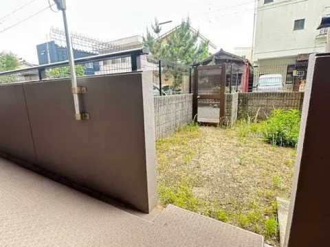 バルコニーから庭を抜ければ、そのまま駐車場に行けちゃいます!