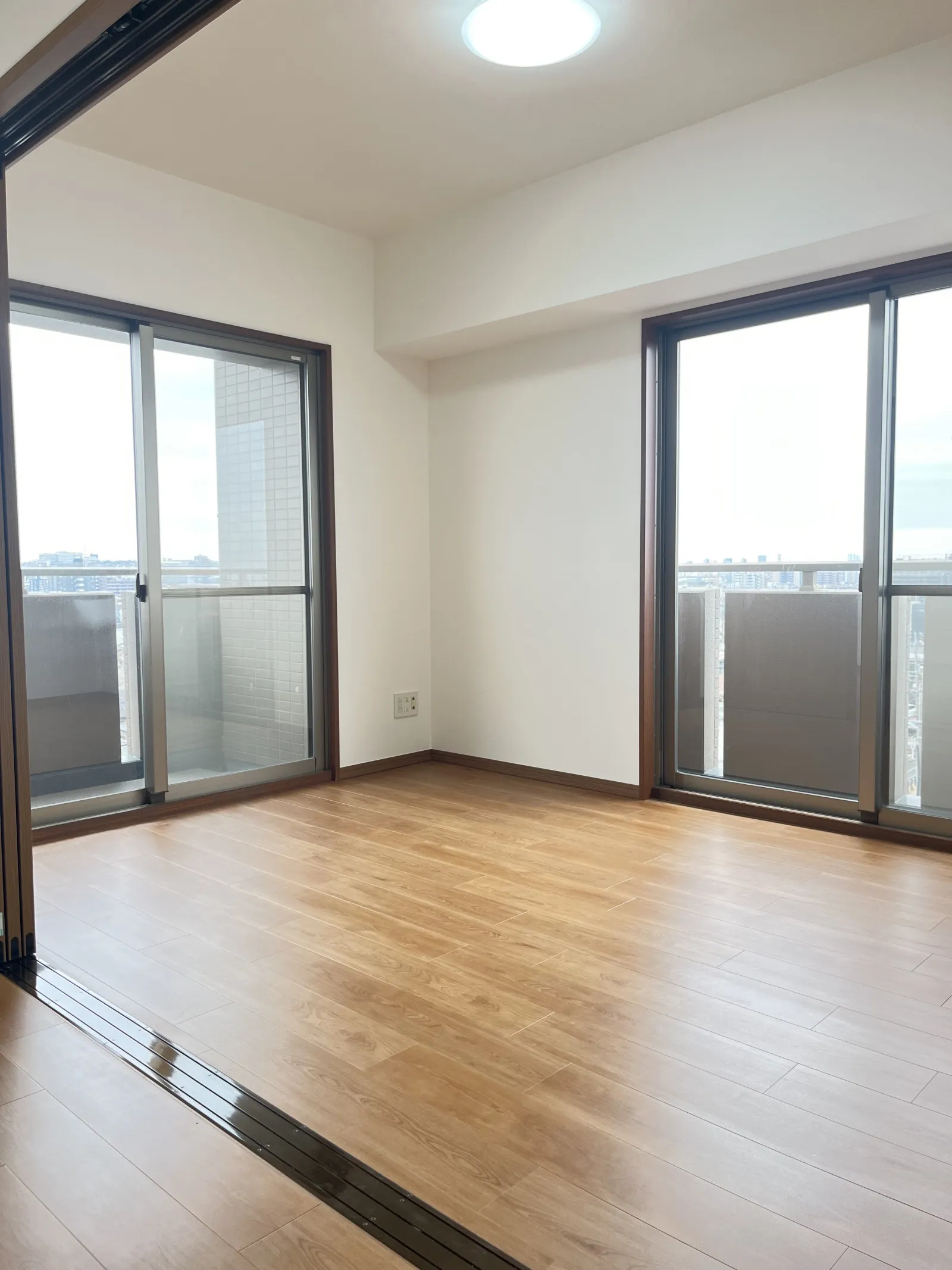 南西の洋室です。角部屋なので２面採光で陽当り・風通しも良い部屋です。 リビングとの間の引戸を開ければさらに開放的になります。