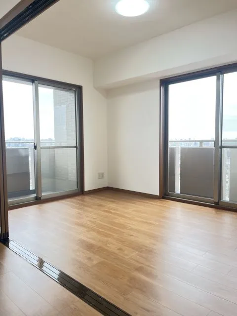 南西の洋室です。角部屋なので2面採光で陽当り・風通しも良い部屋です。 リビングとの間の引戸を開ければさらに開放的になります。