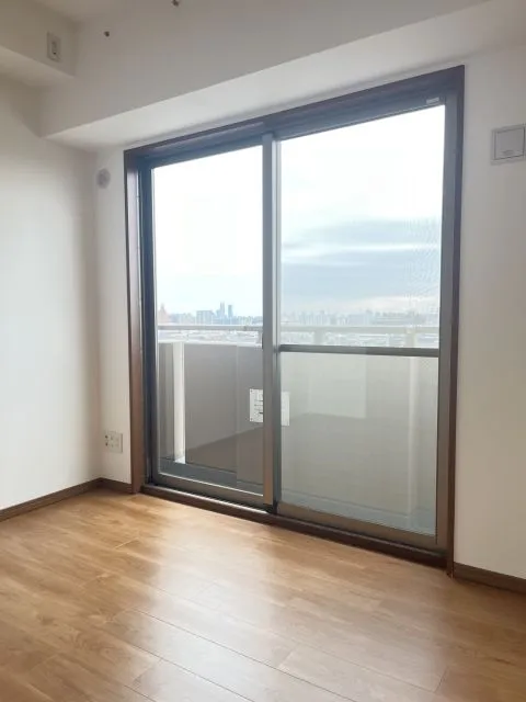 約4.5帖の洋室です。掃き出しの窓があるので適度な明かるさがある部屋です。