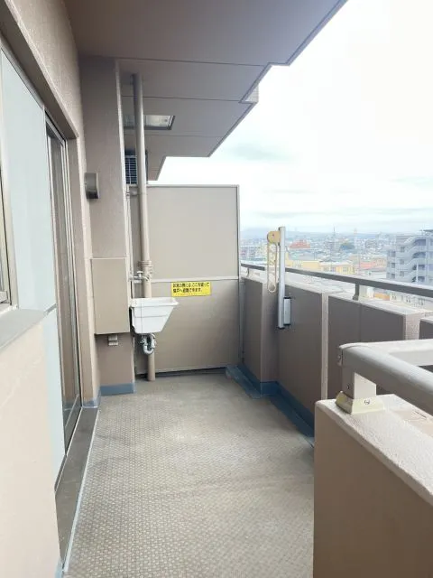 南側のベランダです。陽当りが良いので洗濯物もしっかり乾かせそうですね。