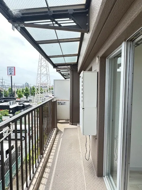 バルコニーは屋根が付いているので、洗濯物もしっかり干せそうです。