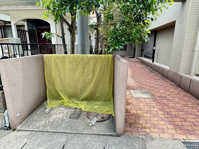 マンションの敷地内にゴミ捨て場があります。