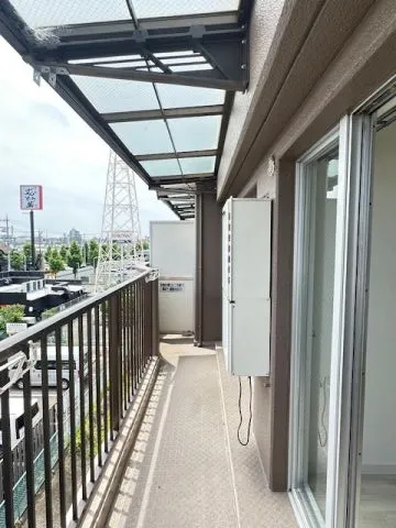 バルコニーは屋根が付いているので、洗濯物もしっかり干せそうです。
