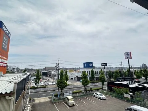 目の前には遮る建物がないので、風通しも良いですよ!