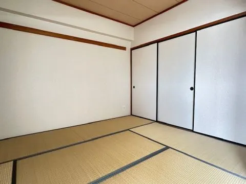 約6帖の和室です。南側のお部屋なので暖かな日差しが差し込みます。