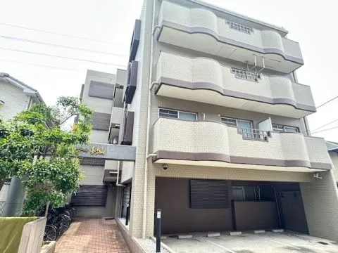 閑静な住宅街にあるマンションです。
