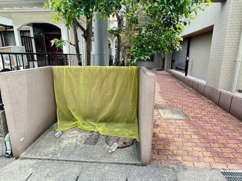 マンションの敷地内にゴミ捨て場があります。