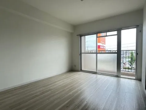 南側の約6帖の洋室です。このお部屋の扉を開放すると、かなり広々します!