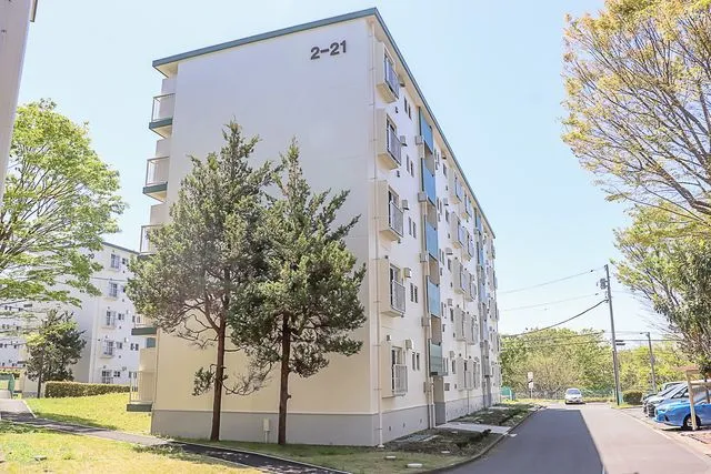 【外観写真】敷地内にはプレイロットもあり、緑に囲まれた住環境良好な住宅です。