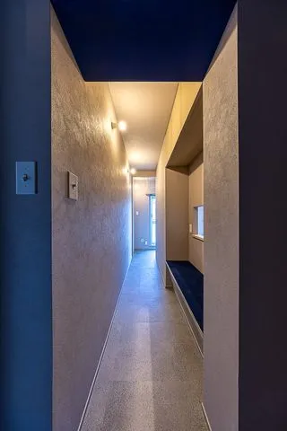 【土間】道の先に続く、空間への期待値を高めます。