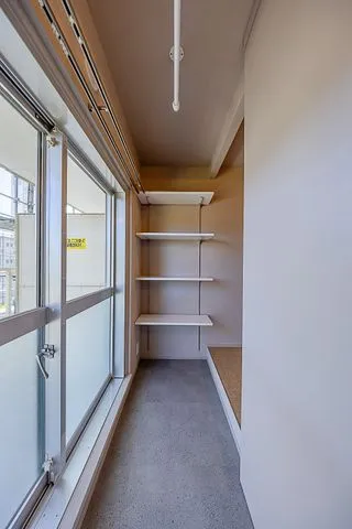 【土間・洋室】土間に併設された小上がりはフレキシブルな空間。ベランダへの行き来もしやすい「通り土間」