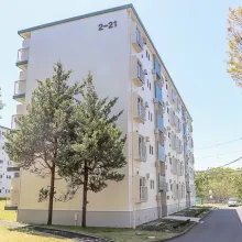 【外観写真】敷地内にはプレイロットもあり、緑に囲まれた住環境良好な住宅です。