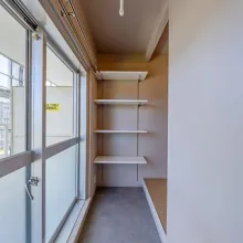 【土間・洋室】土間に併設された小上がりはフレキシブルな空間。ベランダへの行き来もしやすい「通り土間」
